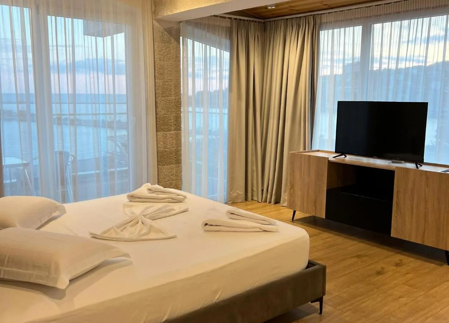 Trevi Hotel & Restorant, Shëngjin